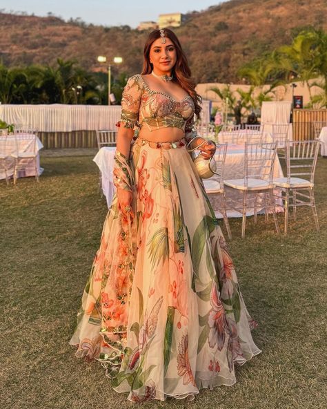 Fashion Influencer Aashna Shroff is having her sunset lehenga moment and we can't take our eyes off her 😍 @aashnashroff Follow @wishnwed for more such lehenga inspiration. #Bridesmaids #BridesmaidOutfits #weddinginspo #sistergoals #dancevideo #bridesister #bridaldetails #bridaljewellery #redlehenga #bridalportraits #bridalphotography #bridallehenga #bridalfashion #weddingphotography #instagramreels #feelkaroreelkaro #reelkarofeelkaro #reelitfeelit #pakistanibride #pakistaniwedding #bollywo... Lehenga Floral, Bridesmaid Indian, Indian Outfits Modern, Lehenga Inspiration, Indian Bridesmaid Dresses, Bridesmaid Lehenga, Simple Lehenga, Trendy Outfits Indian, Desi Wedding Dresses