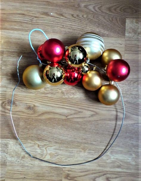 Homemade Xmas Decorations, Bauble Wreath, Christmas Crafty, Kitsch Christmas, Xmas Baubles, Christmas Ornament Wreath, Christmas Door Wreaths, Christmas Wreaths To Make, Xmas Diy