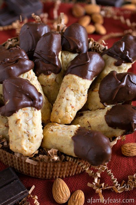 Almond Fingers, بيتي فور, Chocolate Dipped Cookies, Italian Christmas Cookies, Italian Cookie Recipes, Dipped Cookies, Family Feast, Italian Cookies, Almond Cookies