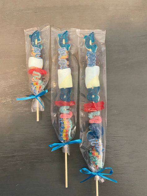 Shark Candy Kabobs, Shark Themed Party Favors, Candy Cabobs Diy, Pool Party Ideas For Kids Boys, Water Theme First Birthday Party, Blue Color Party Food Ideas, Bluey Party Treats, Baby Shark Treats, Baby Shark Dessert Table