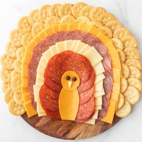 Turkey Cracker Tray, Turkey Meat Cheese Tray, Turkey Cheese Tray Thanksgiving, Cheese And Cracker Turkey Tray, Turkey Cheese And Crackers, Thanksgiving Appetizer Charcuterie Board, Meat And Cheese Tray Ideas Thanksgiving, Crackers And Cheese Board, Turkey Meat And Cheese Tray