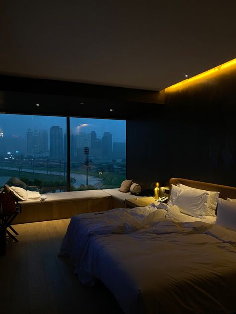 Rainy House Aesthetic, Korean Hotel Aesthetic, Hotel Apartment Design Luxury Interior, Rainy Home Aesthetic, Luxury Hotels Room, Cozy Hotel Room Aesthetic, Rainy Room Aesthetic, Bedroom Rainy Day, Hotel Rooms Aesthetic