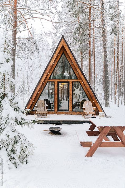 Triangular House, Casas Country, House In The Forest, A Frame Cabin Plans, Triangle House, A Frame Cabins, A Frame House Plans, Wooden Cabins, Winter Cabin