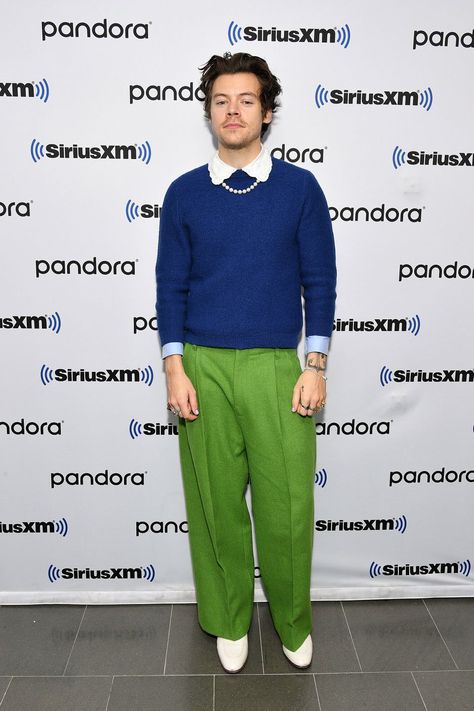 Harry Styles Dresses Like A Classy Grandma, And It Works | HuffPost Life Concert One Direction, Harry Styles Dress, Harry Styles Looks, Harry Styles Sweater, Harry Styles Clothes, Harry Outfits, Harry Styles Outfit, Best Dressed Man, Celebrity Look Alike