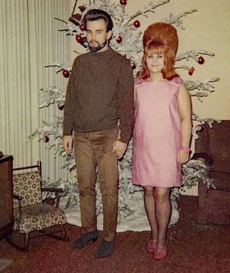 30 Candid Photographs of People Posing With Their Aluminum Christmas Trees From the 1960s and 1970s ~ Vintage Everyday 60s Christmas, Cottage Bakery, Images Noêl Vintages, Vintage Christmas Photos, Aluminum Christmas Tree, Go Big Or Go Home, Vintage Pics, Family Pic, People Poses