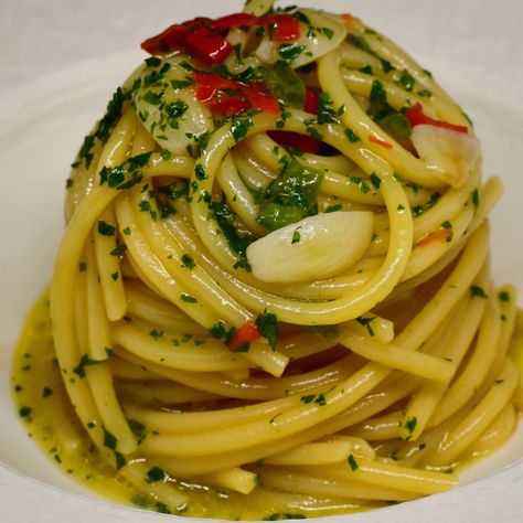 Guarda la ricetta Spaghetti aglio e olio pubblicata da giupis su Al.ta Cucina:  https://altacucina.co/recipes/spaghetti-aglio-e-olio Spagetti Aioli Olio, Spaghetti Olio Aglio, Aglio E Olio Recipe, Pasta Aglio E Olio, Recipes Spaghetti, Spaghetti Aglio E Olio, Spaghetti Aglio, Aglio E Olio, Aglio Olio