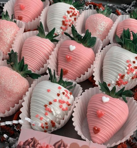 Valentine Chocolate Covered Strawberries, Chocolate Covered Desserts, Valentine Strawberries, Cadeau St Valentin, Chocolate Covered Strawberry Recipe, Chocolate Covered Strawberries Bouquet, Strawberry Gifts, Chocolate Covered Fruit, Valentines Day Chocolates