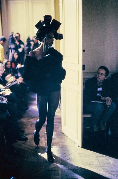 John Galliano Fall 1994 Ready-to-Wear Fashion Show - Naomi Campbell (Marilyn) Galliano Dior, Grace Coddington, Nadja Auermann, Shalom Harlow, Original Supermodels, Bias Cut Dress, Helena Christensen, Linda Evangelista, Christy Turlington