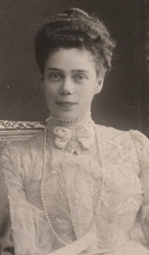 royaland: “ohsoromanov: “Grand Duchess Xenia Alexandrovna of Russia in one of her most flattering official photoshoots. ” Xenia was the sister of the last Emperor of Russia Nicholas II ” Xenia Alexandrovna, Familia Romanov, Nicolas Ii, Maria Feodorovna, Last Emperor, House Of Romanov, Romanov Dynasty, Tsar Nicholas Ii, Tsar Nicholas