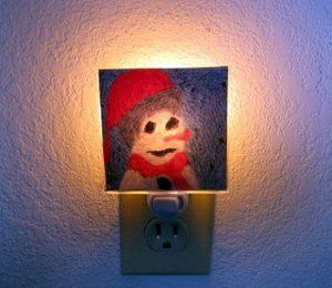 Tired of looking at that boring old night light? You can create your own night light in a few easy steps! Decorative night lights add pizazz to any room and kids will love how they can display their artwork with these easy to make decorative crafts! Diy Night Light, Night Lite, How To Make Resin, Unique Night Lights, Decorative Night Lights, Decorative Crafts, Popular Crafts, Light Images, Diy Picture