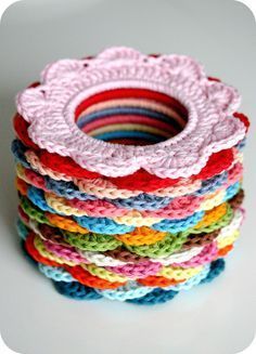 DIY: crochet flower ring Coco Rose Diaries, Mary Go Round, Flower Magic, Bracelet Crochet, Confection Au Crochet, Crochet Hair Accessories, Crochet Bracelet, Crochet Flower Patterns, Crochet Coasters