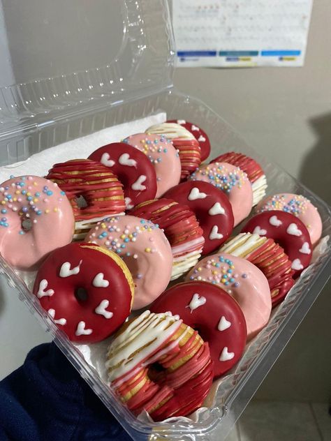 Donut Business, Valentines Mini Donuts Ideas, Mini Doughnut Ideas, Valentine Mini Donut Ideas, Mini Donuts Packaging, Mini Donut Packaging Ideas, Mini Doughnut Packaging, Mini Donuts Decoration, Mini Donuts Ideas