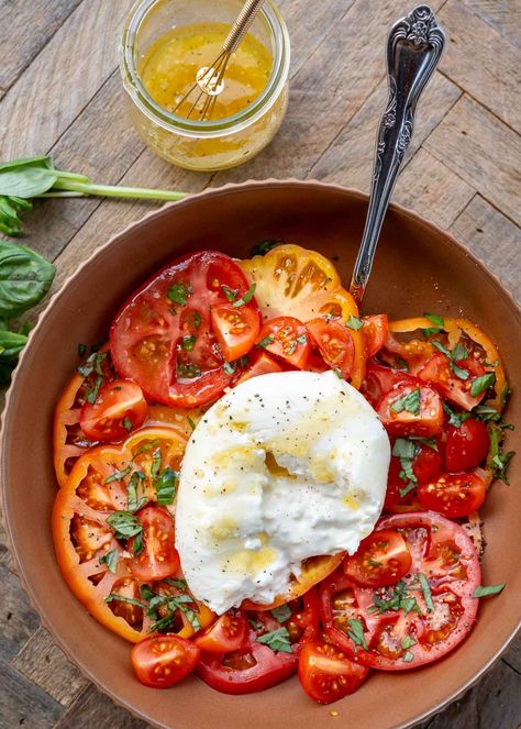 Burrata Salad Steak Burrata Salad, Burrata And Tomatoes, Bursts Recipes, Baratta Salad, Burrata Tomato Salad, Buratta Recipe Dinners, Buratta Recipe, Homemade Vinaigrette Dressing, Burrata Salad Recipe