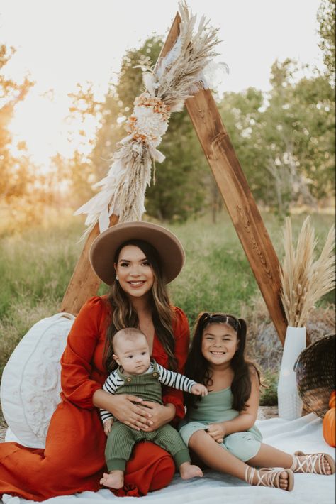 Fall Family Photos Mini Sessions, Boho Mini Photoshoot, Triangle Arch Photoshoot, Xmas Mini Session Ideas Outdoors, Triangle Arch Fall Photoshoot, Boho Fall Mini Session Ideas, Boho Outdoor Photoshoot Setup, Boho Photo Props, Fall Photo Shoot Props