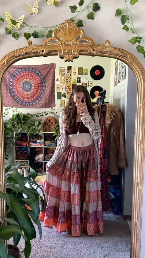 Boho 80s Fashion, 70s Bohemian Aesthetic, Pink Hippie Outfit, Woodstock Outfit Ideas, Hippie Asethic Outfits, Hippe Outfit Aesthetic, Hannah Drapinski, Fall Outfits Hippie, Hippie Style Clothing Winter