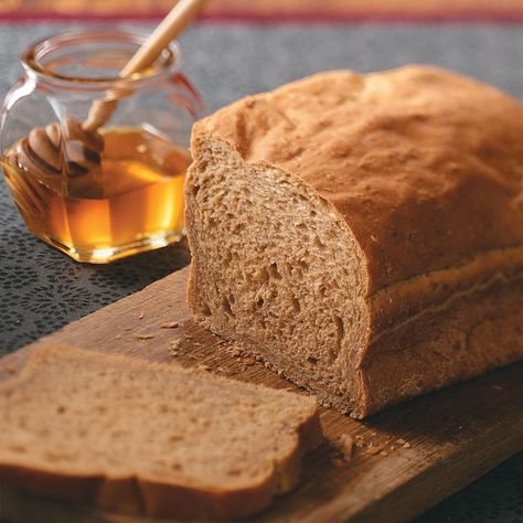 Old-Fashioned Brown Bread Old Fashioned Bread, Brown Bread Recipe, Cheesecake Vegan, Yeast Bread Recipes, Pan Integral, Brown Bread, Healthy Bread, Yeast Bread, Bread Machine Recipes