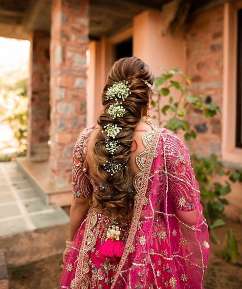 Easy Ways To Nail A Modern Bohemian Bridal Look For Your Wedding - ShaadiWish Indian Hair Braids Hairstyles, Side Tikka Hairstyles, Choti Hairstyle For Lehenga, Mylanchi Outfit, Bridal Braided Hairstyles, Engagement Hair, Reception Hairstyles, Lehenga Hairstyles, Bridal Hairstyle Indian Wedding