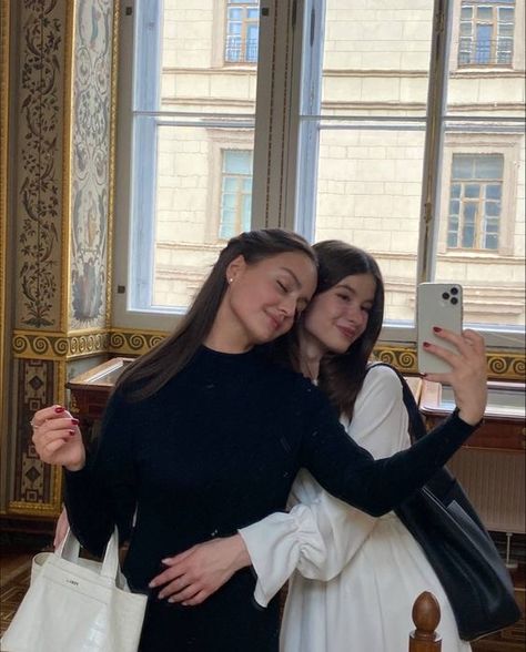 Sisters Goals, Friend Pictures Poses, Buku Skrap, Friend Poses Photography, Best Friends Aesthetic, Friend Goals, Friend Poses, Instagram Photo Inspiration, Friend Photoshoot