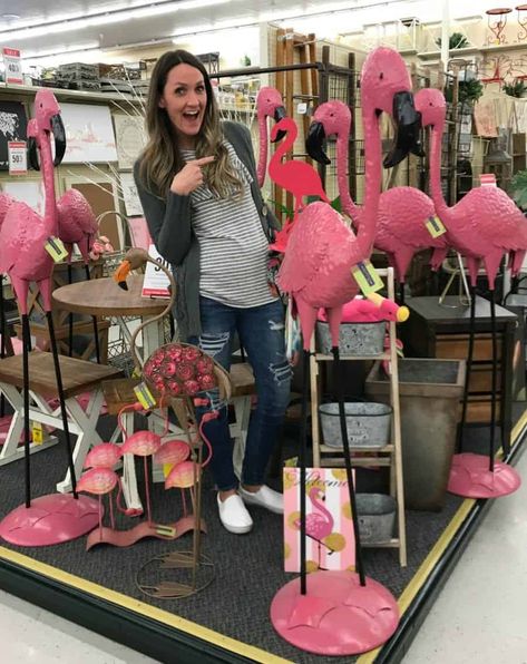 Plastic Flamingo Ideas, Flamingo Centerpiece Ideas Diy, Flamingo Garden Decor, Flamingo Pool Decor, Flamingo Crafts For Adults, Dollar Tree Flamingo Crafts, Flamingo Diy Crafts, Flamingo Centerpiece Ideas, Diy Flamingo Decor