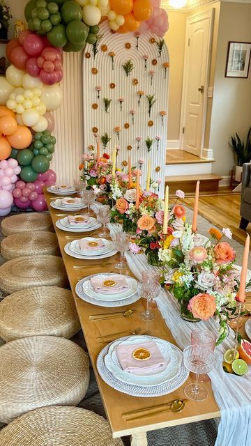 Brunch Party Table Decor, Bridal Brunch Picnic, Flower Arrangements Party Ideas, Women 70th Birthday Party Ideas, Flower Theme Brunch, Floral Brunch Table Setting, Bridal Shower Table Flowers, Backyard Brunch Bridal Shower Ideas, Bridal Shower Needs