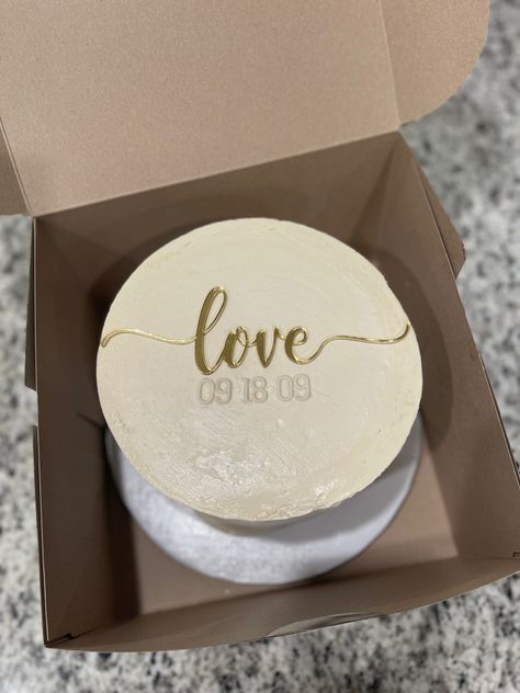 Off white round cake for couple’s wedding anniversary Wedding Cakes Minimal, Minimal Anniversary Cake, Mini Anniversary Cake Ideas, Wedding Anniversary Cake Aesthetic, Anniversary Cakes Aesthetic, Save The Date Cake Ideas, Anniversary Aesthetic Cake, One Year Anniversary Cake Ideas, Wedding Anniversary Bento Cake