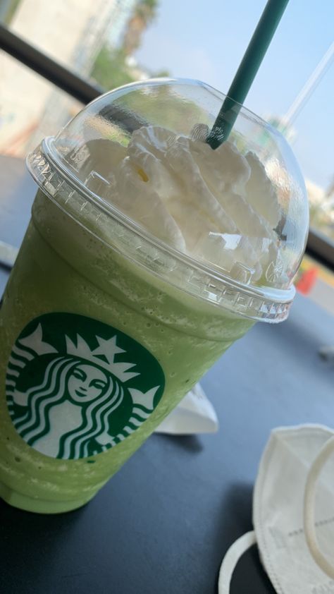 Holding Starbucks, Food Captions, Boyfriend Pranks Pictures, Starbucks Coffee Drinks, Food Hub, Alcohol Aesthetic, Starbucks Drinks, Starbucks Hot, Food Snapchat