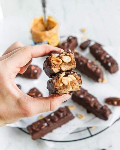 SALTED DATE PEANUT BUTTER BARS – Yumello Date Peanut Butter, Snickers Protein Bar, Protein Snickers, Snickers Bars Recipe, Healthy Snickers, Snickers Protein, Protein Dessert Recipes, Cottage Cheese Desserts, Protein Dessert