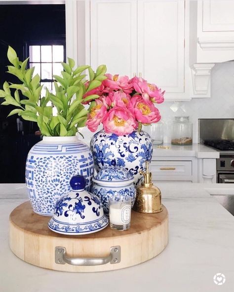 Lobby Table, Blue And White Vases, Chinoiserie Vases, Blue Vases, Chinoiserie Vase, Tafel Decor, Chinoiserie Decorating, Kitchen Island Decor, Blue White Decor