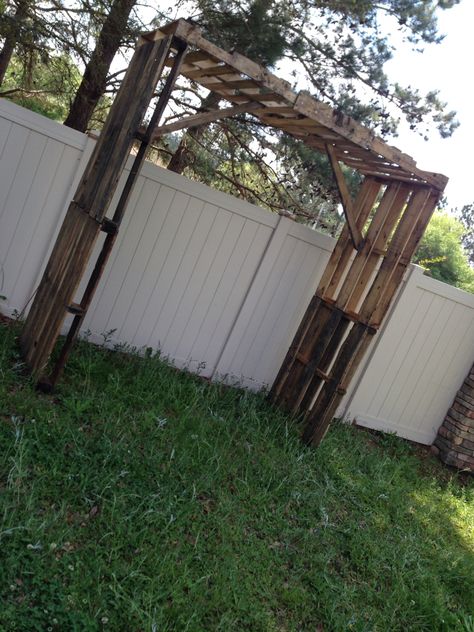 Arch made from pallets Pallet Arch Wedding, Pallet Archway, Pallet Arch, Backyard Wedding Decorations, Made From Pallets, Diy Garden Trellis, Pallet Wedding, Wedding Arbor, Palette Projects