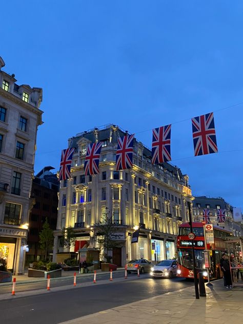 london paddington oxford street travel aesthetic insta: nuriagrath Oxford London Aesthetic, Oxford Street Aesthetic, Paddington Aesthetic, London Streets Aesthetic, Oxford Aesthetic, London Paddington, Oxford London, Paddington London, Oxford Street London