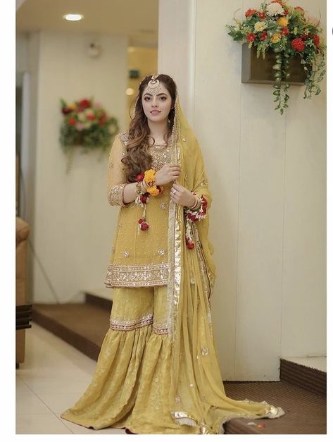 Simple Mehndi Dresses, Bridal Gharara, Mehandi Outfits, Pakistani Mehndi Dress, Mayon Dresses, Bridal Mehndi Dresses, Mehndi Dresses, Pengantin India, Mehndi Dress