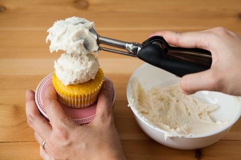 Best Icing For Cupcakes, Ways To Frost Cupcakes, Cupcake Icing Techniques, Freezing Cupcakes, How To Ice Cupcakes, Cupcake Frosting Techniques, Store Bought Icing, Frost Cupcakes, Frozen Cupcakes