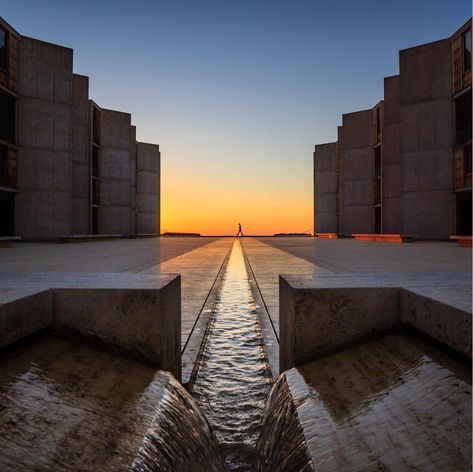 The Salk Institute of Biological Studies in San Diego - Louis I. Kahn Salk Institute For Biological Studies, Boat Inspired Architecture, Louis Kahn Architecture, Louis Khan, Salk Institute, Huge Houses, Louis Kahn, Colorful Murals, Rain Garden