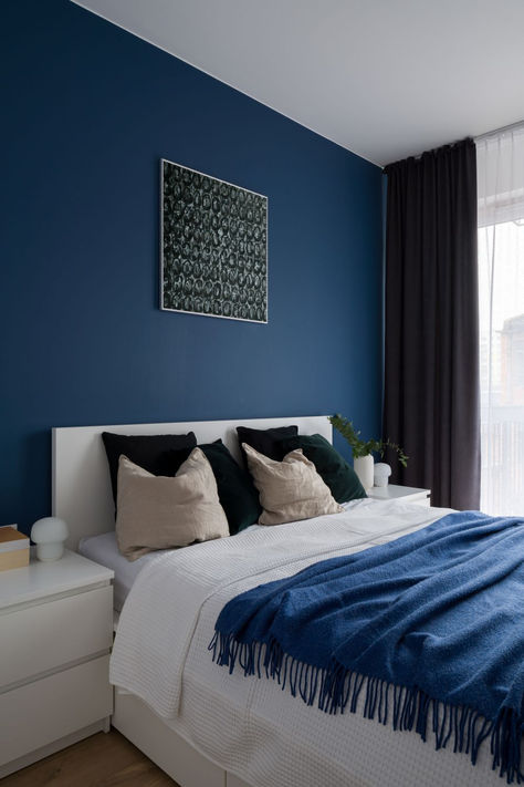 Discover the ultimate colors that go with navy blue to create breathtaking spaces. We've got 7 design inspirations for you to see! Royal Blue And Yellow Bedroom, Blue And Yellow Bedroom Ideas, Blue And Yellow Bedroom, Blue Yellow Bedrooms, Royal Blue Bedrooms, Navy Blue Rooms, Royal Blue Walls, Room Paint Designs, Yellow Bedroom Ideas