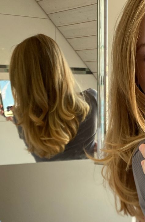 long, natural, layered haircut, blonde, wavy Natural Wavy Hair With Layers, Long Layered Hair Wavy Natural, Layered Haircut Blonde, Wavy Hair With Layers, Blond Wavy Hair, Wavy Hair Medium, Wavy Layered Hair, Blonde Wavy Hair, Haircut Blonde