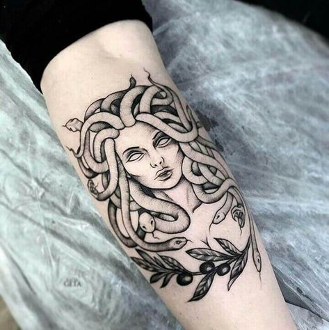 Siren Mermaid Tattoos, Empowerment Tattoo, Bird Tattoo Meaning, Cool Back Tattoos, Medusa Tattoo Design, Medusa Tattoo, Geniale Tattoos, Makijaż Smokey Eye, Wolf Tattoos