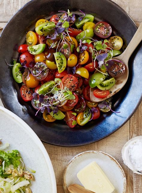 Mixed Tomato Salad with Soy and Sesame Dressing - Dish Tomato Salad Dressing, Don't Have Friends, Lemon Salad, Salads Recipes, Sesame Dressing, Red Tomato, Tomato Salad, Bbq Recipes, Online Food