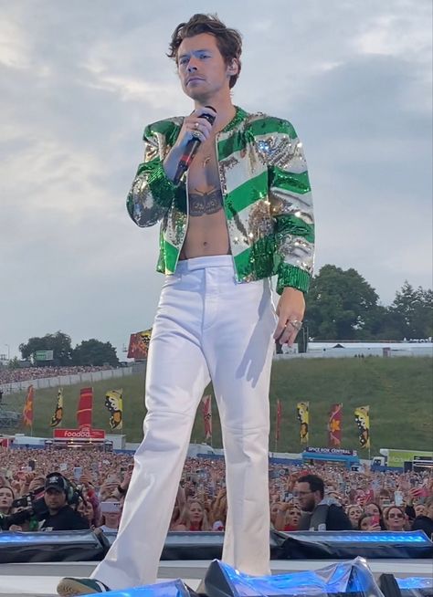 Follow my board ‘Harry Styles Outfits’ n Iconic Stage Outfits, Harry Styles Outfits, Slane Castle, Harry Styles Lockscreen, You Are My Moon, Harry Styles Outfit, Harry Styles Aesthetic, Harry Styles Concert, Principe Harry