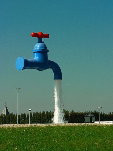 Magic tap fountain in the town of Ypres, Belgium - one hell of a shower! Ypres Belgium, Magic Fountain, Oldenburg, Roadside Attractions, In The Town, Wow Art, Sculpture Installation, Outdoor Art, Land Art