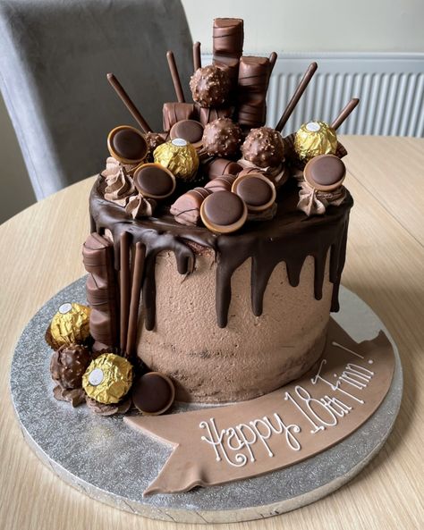 Loaded Chocolate Cake, Torte Za 11 Rodjendan, 18th Birthday Cake Chocolate, 16th Birthday Cake For Boys, Trendy Birthday Cakes, Chocolate Birthday Cake Ideas, Choc Drip Cake, Chocolate Explosion Cake, Chocolate Birthday Cake Decoration