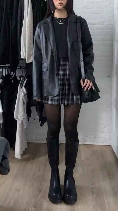 How To Style A Black Coat, Skirt Work Outfits Women Office, Fall Semi Formal Outfits, Dark Preppy Outfits, Dark Fem Outfits, Korean Teacher Outfits, Witchy Goth Outfit, Alternative Outfits Winter, Winter Outfits Alternative