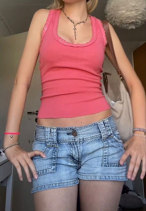 Low Rise Shorts Aesthetic, Tank Top Outfits With Shorts, Summer Fit Inspo Shorts, Low Waisted Jean Shorts Outfit, Short Denim Shorts Outfit Summer, Tank Top Jean Shorts Outfit, Denim Shorts Outfit Y2k, Vintage Outfits Shorts, Summer 2014 Outfits