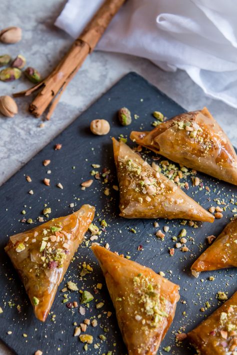 Pistachio and Hazelnut Briouate Potli Samosa, Moroccan Foods, Lebanese Coffee, African Desserts, Moroccan Dinner, Moroccan Desserts, حلويات عربية, Moroccan Recipes, Moroccan Cooking