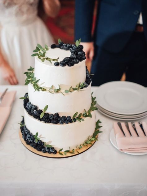 Wedding Cake With Berries And Flowers, Wedding Cake With Blueberries, Wedding Cake Berries, Blueberry Wedding Cake, Wedding Cake Designs Blue, Wedding Cake With Fruit, Cake For Wedding, Berry Wedding Cake, Lemon Wedding Cakes