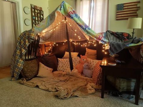 Diy Movie Night Ideas, Bedroom Fort, Diy Movie Night, Sleepover Room, Blanket Forts, Movie Night Ideas, Nice Scenery, Future Decor, Disney Dinner