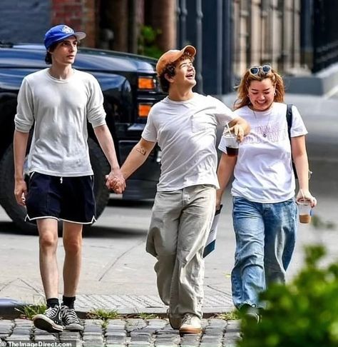 | finn, gaten and lizzy in new york (FINN AND GATEN I LOVE THEM) #finnwolfhard #theaubreys #calpurnia #strangerthings #itmovie… | Instagram Nails Celebrity, Celebrity Airport Outfit, Celebrity Art Drawings, Airport Outfit Celebrity, Todd Haynes, Celebrity Acne, Gaten Matarazzo, Celebrity Event, Celebrity Art Portraits