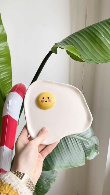 Sena Coşkun on Instagram: "Super easy ten minute sunny side up egg plate recipe 🍳 ☺️ Ingredients White clay Yellow /black /pink under glaze Clear glaze Firing temperature ‘cone 4’ Bon appétit😋 #pottery #potterystudio #potterhead #potterylove #potterylover #potterydesign #clayvideo #potteryvideos #potteryvideosofinstagram #ceramicvideo #ceramicprocess #ceramicdesign #ceramicpots #ceramica #ceramicsschool #ceramicstudio #plantsofinstagram #plantgang #plantstyling #plantlove #reelsinstagram # Ceramica Artistica Ideas, Clay Plates, Clay Cup, Pottery Videos, Handmade Plates, Clay Crafts Air Dry, Yellow Ceramics, Polymer Clay Jewelry Diy, Hand Built Pottery