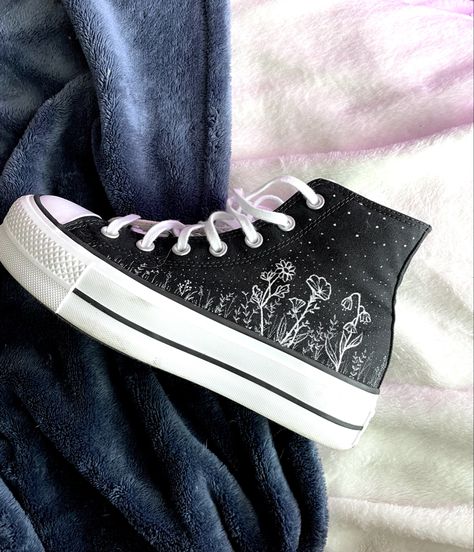 Converse flower design painted on with acrylic paint pen Flower Painted Converse, Painted Converse Black, Painted Low Top Converse, Black Shoe Painting Ideas, Painting On Black Shoes Ideas, Painter Converse, Black Converse With Flowers, Black Converse Designs Diy, White Converse Drawn On