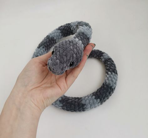 Snake Decorations Diy, How To Crochet A Snake, Crochet Snake Pattern Free, Crochet Snakes, Snake Plushie, Crochet Snake Pattern, Stuffed Snake, Cute Snakes, Snake Stuffed Animal