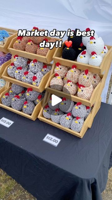 Fall Market Table Display, Plushie Vendor Display, Tabletop Display Craft Fairs, Housing Fair Booth Display Ideas, Bazaar Set Up Ideas Booth Displays, Market Displays Booth Ideas Crochet, Display Crochet Items Craft Fairs, Crochet Vender Display, Farmers Market Display Crochet